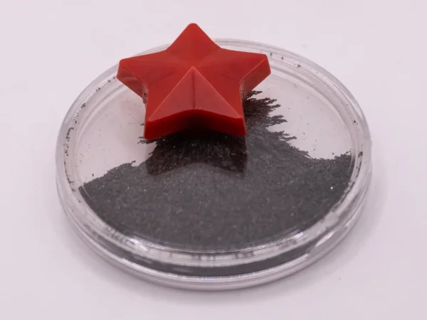 Étoile aimantée noire et rouge pour sculpture sur ferrofluide