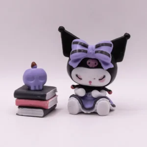 Figurine de collection Kuromi assise sur une pile de livres