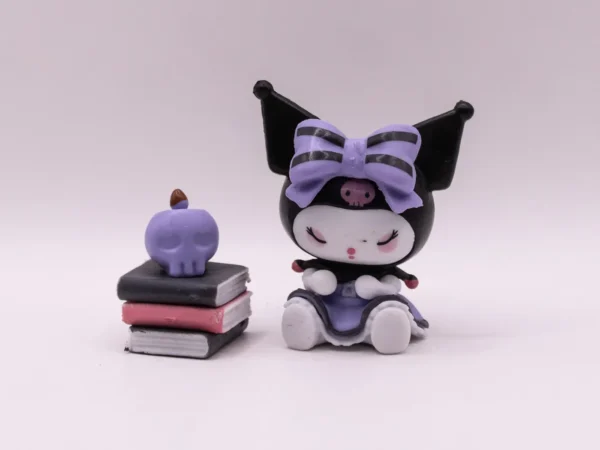 Figurine de collection Kuromi assise sur une pile de livres