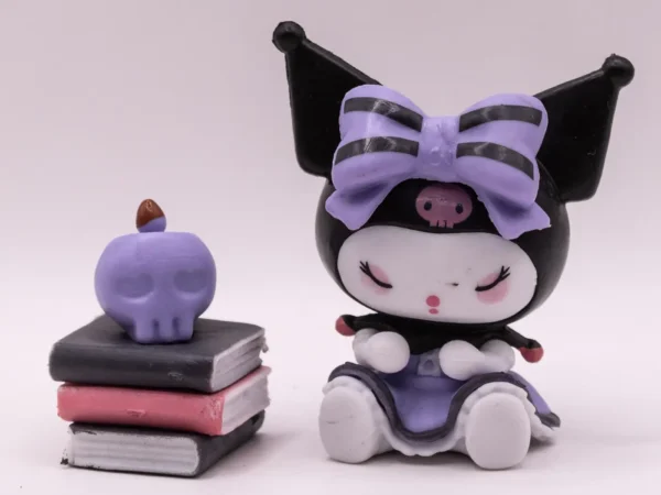 Figurine de collection Kuromi assise sur une pile de livres