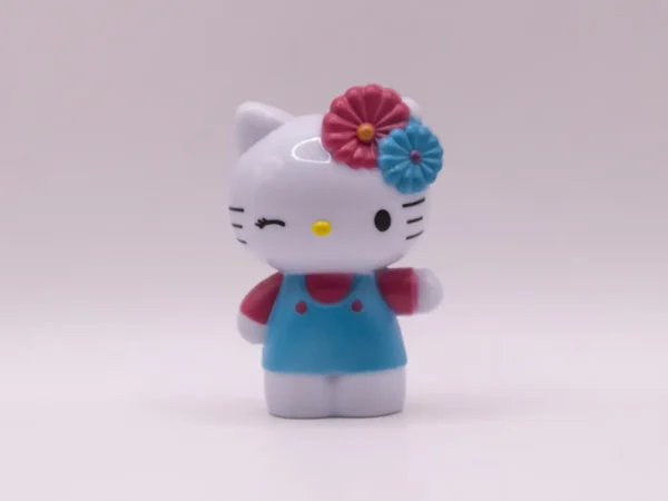 Figurine Hello Kitty bleue à fleurs, tenue rose et bleue, en plastique