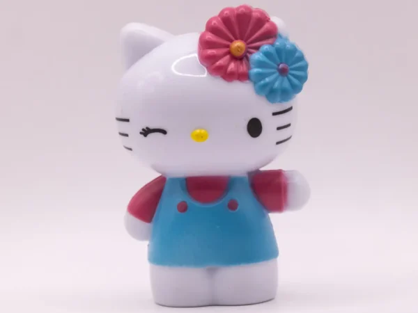 Figurine Hello Kitty bleue à fleurs, tenue rose et bleue, en plastique