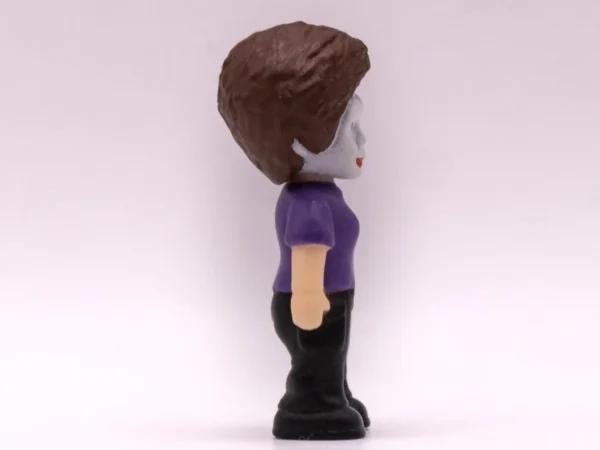 Figurine Horreur The Stranger, personnage masqué violet à collectionner