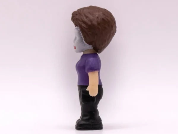 Figurine Horreur The Stranger, personnage masqué violet à collectionner