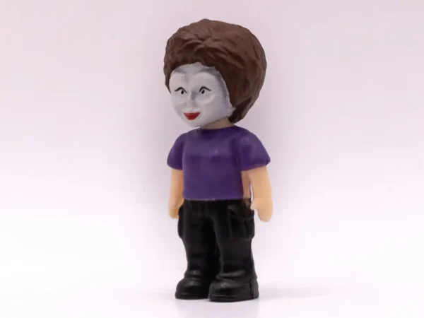 Figurine Horreur The Stranger, personnage masqué violet à collectionner