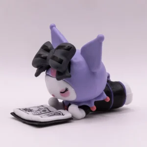 Figurine Kuromi allongée avec son livre, objet de collection