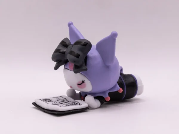 Figurine Kuromi allongée avec son livre, objet de collection