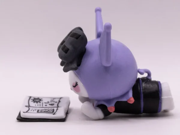 Figurine Kuromi allongée avec son livre, objet de collection