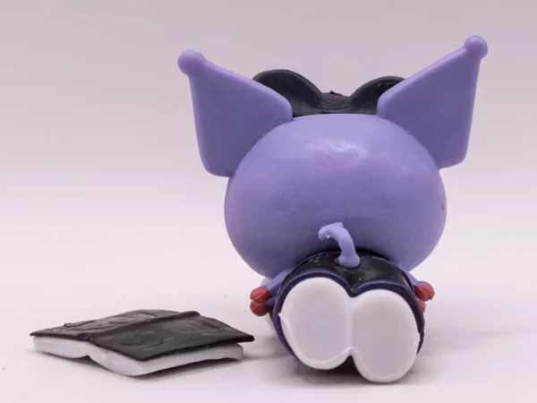 Figurine Kuromi allongée avec son livre, objet de collection