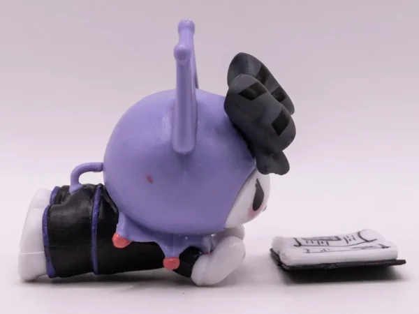 Figurine Kuromi allongée avec son livre, objet de collection