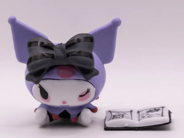 Figurine Kuromi allongée avec son livre, objet de collection