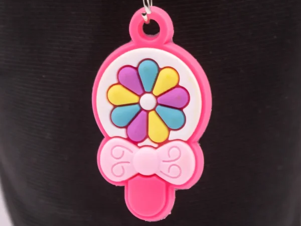 Hochet bébé coloré : nœud, fleur et amusement garanti !