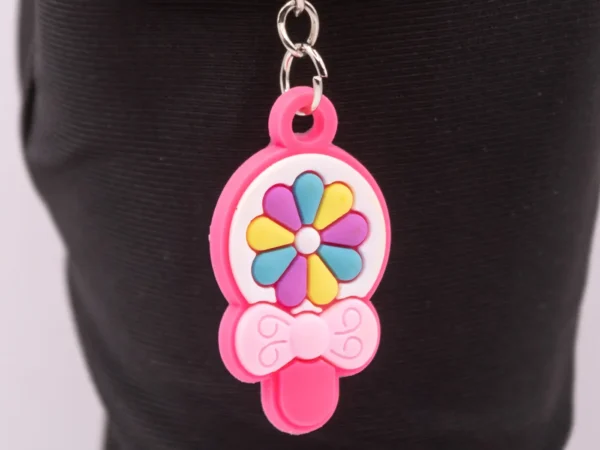 Hochet bébé coloré : nœud, fleur et amusement garanti !
