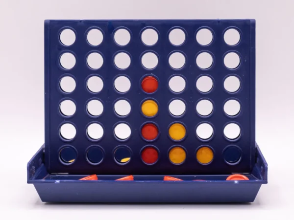 Jeu de stratégie Puissance 4 format voyage pour les enfants