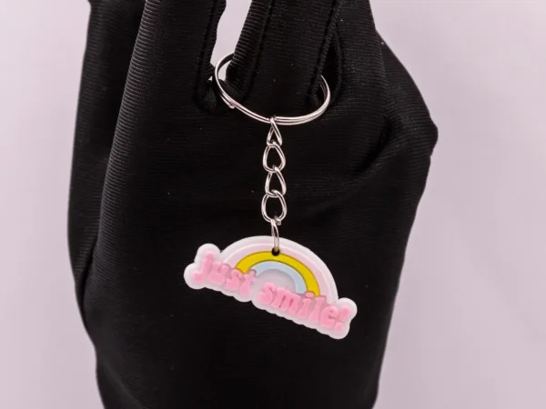 Porte-clés Arc-en-ciel "Just Smile" : Un Accessoire Coloré et Optimiste