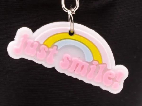 Porte-clés Arc-en-ciel "Just Smile" : Un Accessoire Coloré et Optimiste