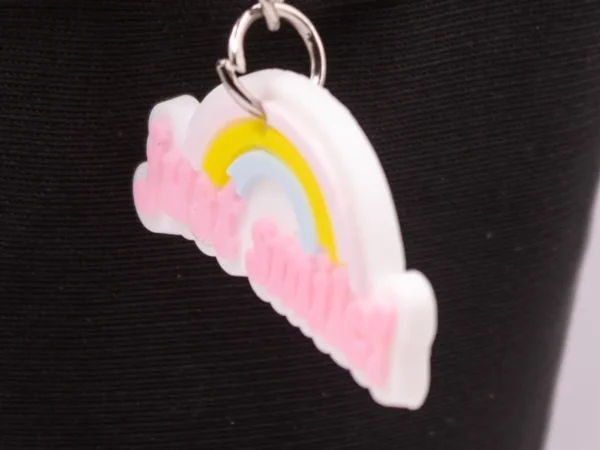 Porte-clés Arc-en-ciel "Just Smile" : Un Accessoire Coloré et Optimiste