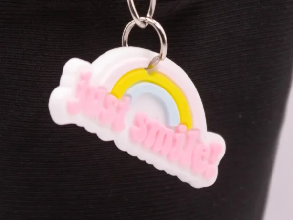 Porte-clés Arc-en-ciel "Just Smile" : Un Accessoire Coloré et Optimiste