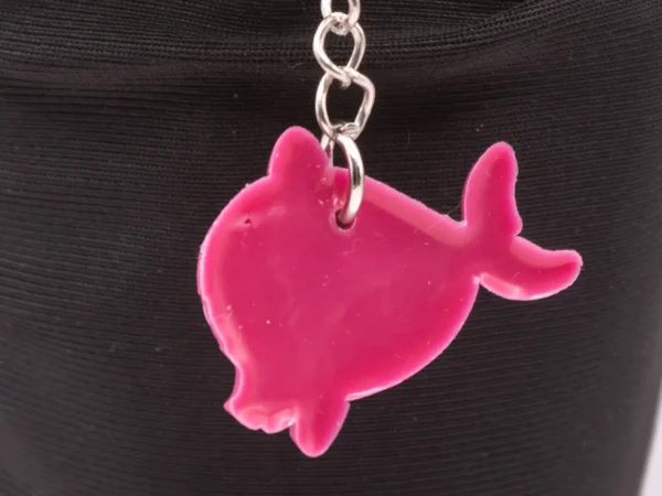 Porte-clés Dauphin Bordeaux avec Nœud Jaune - Accessoire Marin Charmant
