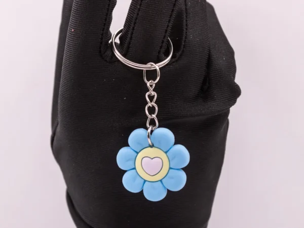 Porte-clés Fleur Bleue avec Petit Cœur en Plastique
