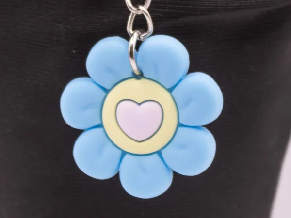 Porte-clés Fleur Bleue avec Petit Cœur en Plastique