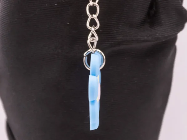 Porte-clés Fleur Bleue avec Petit Cœur en Plastique