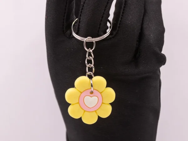 Porte-clés Fleur Jaune avec Petit Cœur en Plastique