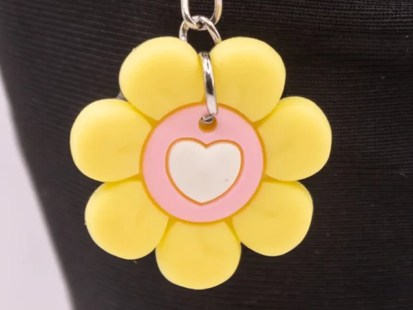 Porte-clés Fleur Jaune avec Petit Cœur en Plastique