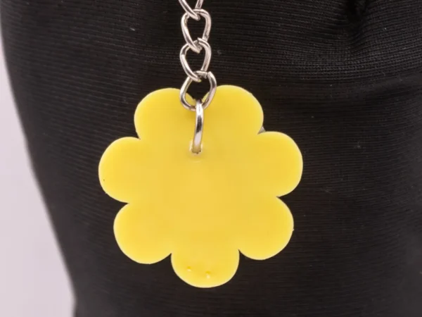 Porte-clés Fleur Jaune avec Petit Cœur en Plastique