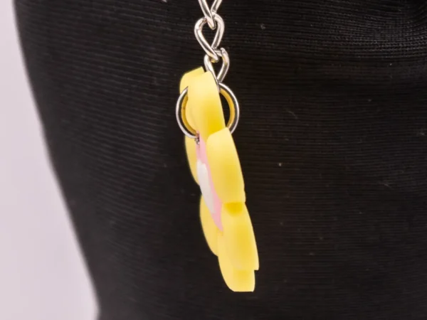 Porte-clés Fleur Jaune avec Petit Cœur en Plastique