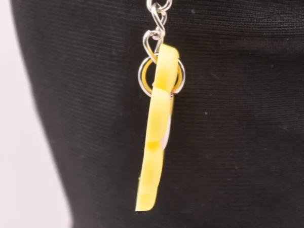 Porte-clés Fleur Jaune avec Petit Cœur en Plastique