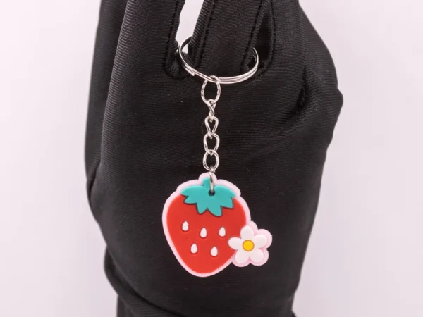 Porte-clés Fraise et Fleur : Un Accessoire Fruité et Floral en Plastique Rouge