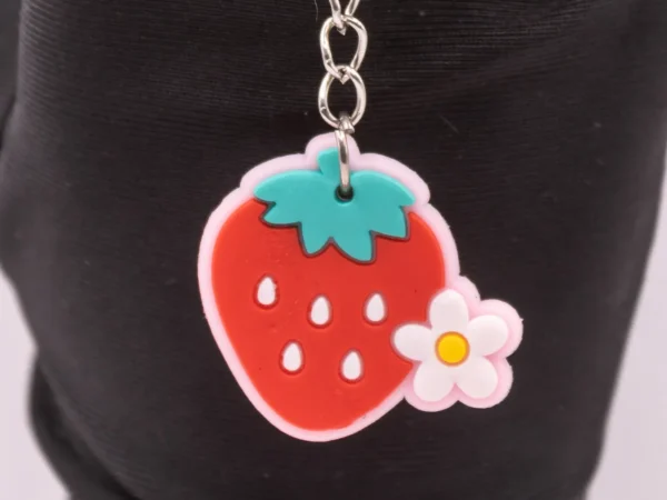 Porte-clés Fraise et Fleur : Un Accessoire Fruité et Floral en Plastique Rouge
