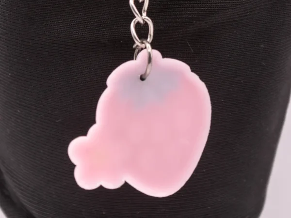 Porte-clés Fraise et Fleur : Un Accessoire Fruité et Floral en Plastique Rouge