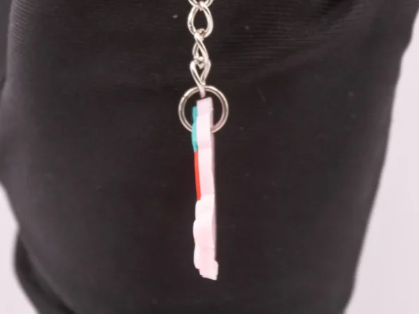 Porte-clés Fraise et Fleur : Un Accessoire Fruité et Floral en Plastique Rouge