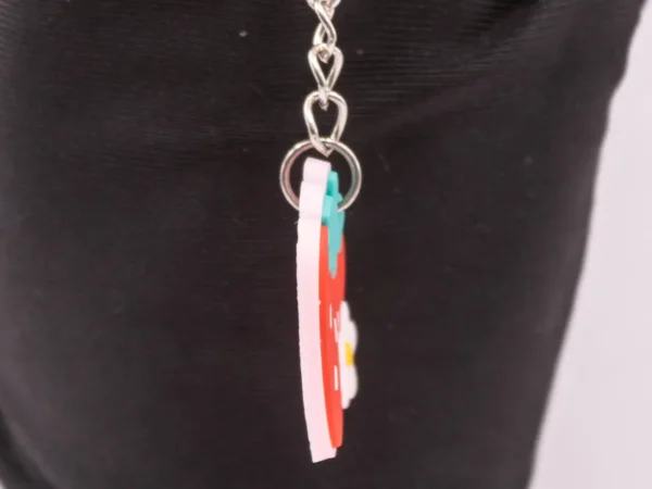 Porte-clés Fraise et Fleur : Un Accessoire Fruité et Floral en Plastique Rouge