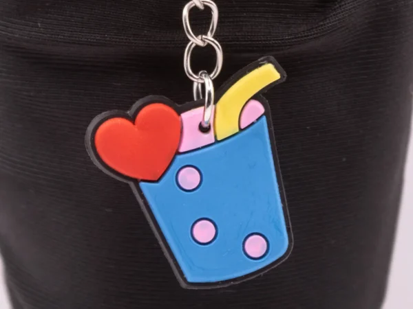 Porte-clés Gobelet avec Paille et Détails Cœur Multicolores