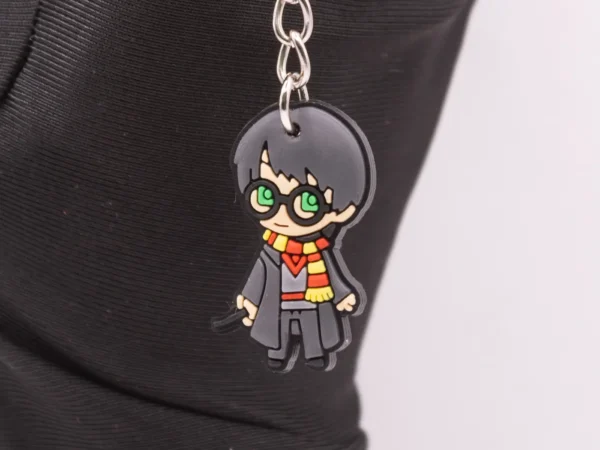 Porte-clés Harry Potter et sa baguette magique en plastique blanc