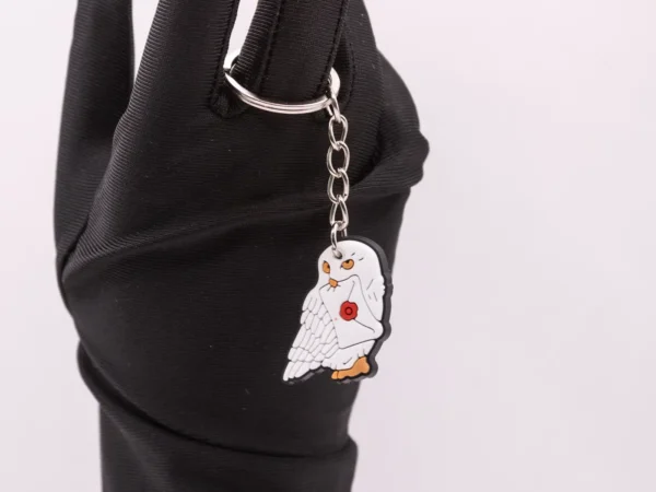 Porte-clés Harry Potter : Hedwige et son enveloppe, un accessoire magique en plastique blanc