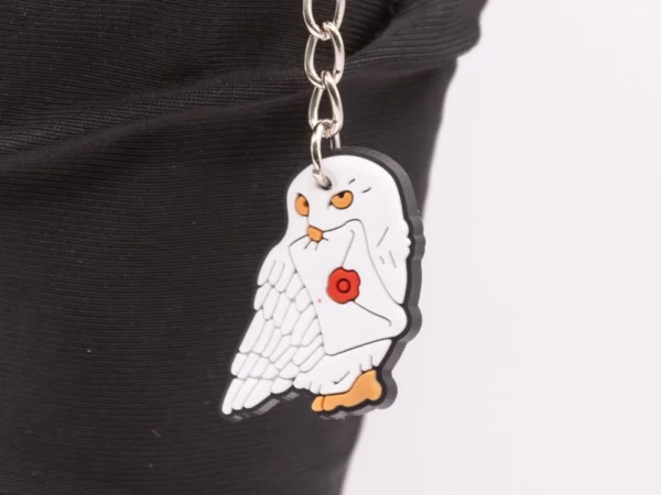 Porte-clés Harry Potter : Hedwige et son enveloppe, un accessoire magique en plastique blanc