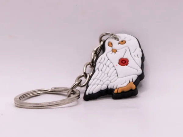 Porte-clés Harry Potter : Hedwige et son enveloppe, un accessoire magique en plastique blanc