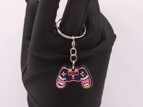 Porte-clés Manette Noir et Rose à Écritures, Accessoire Gamer Tendance