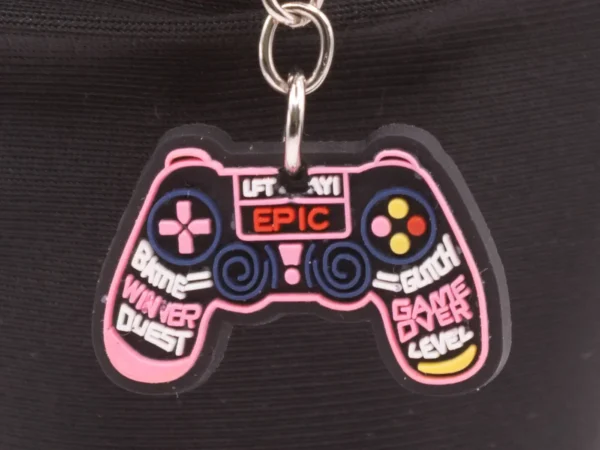 Porte-clés Manette Noir et Rose à Écritures, Accessoire Gamer Tendance