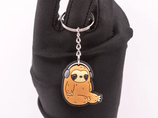 Porte-clés Paresseux Casqué: Accessoire Fun et Original en Plastique
