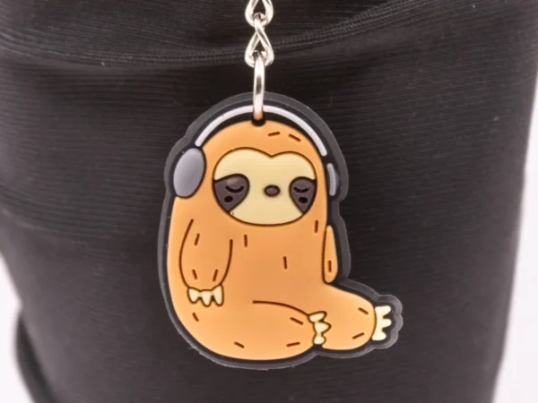 Porte-clés Paresseux Casqué: Accessoire Fun et Original en Plastique
