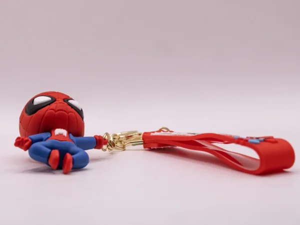 Porte-clés Spider-Man en plastique rouge, posture saut dynamique