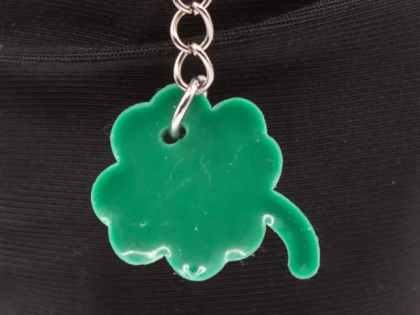 Porte-clés Trèfle à Quatre Feuilles Vert en Plastique - Symbole de Chance