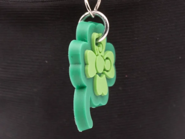 Porte-clés Trèfle à Quatre Feuilles Vert en Plastique - Symbole de Chance