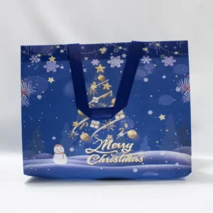 Sac cadeau de Noël bleu avec joli motif sapin et décorations