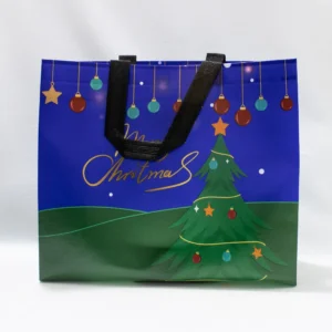 Sac cadeau de Noël festif avec sapin vert et boules bleues